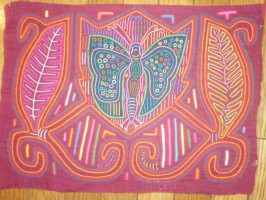 モラ(写真）：土台となる布の上に、図案を描いた布を重ね、下の布を切らないように切り、布端を折り込んでたてまつりで縫う。パナマのサンブラス諸島などに住むクな族の女性が作る民族衣装を起源としている。
